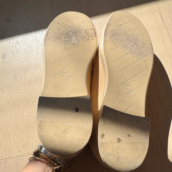 CHANEL 24C LAMBSKIN BEIGE LOAFERS W/TONAL LOCK-WORN ONCE! SIZE 39 - Picture 6 of 6